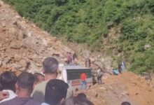 Photo of उत्तराखंड :  सिमली-ग्वालदम हाईवे गौचर-कमेड़ा में मलबे में फंसी बस