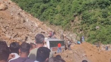 Photo of उत्तराखंड :  सिमली-ग्वालदम हाईवे गौचर-कमेड़ा में मलबे में फंसी बस