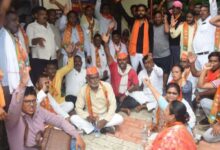 Photo of भाजपा कार्यकर्ता से दुर्व्यवहार पर नेताओं का धरना- प्रदर्शन