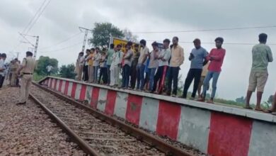 Photo of यूपी:  जनता एक्सप्रेस के आगे कूदे प्रेमी युगल, युवक की मौके पर मौत