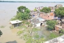 Photo of यूपी: बढ़ा गंगा का जलस्तर, बाढ़ में 150 परिवारों का आशियाना बना टेंट