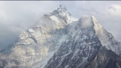 Photo of तिब्बत में माउंट एवरेस्ट पर भारी बर्फबारी, करीब 1000 पर्वतारोही फंसे