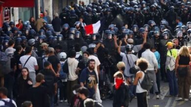 Photo of फ्रांस में बजट कटौती के खिलाफ सड़कों पर उतरे हजारों लोग