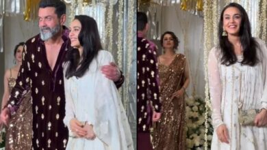 Photo of दिवाली पार्टी में प्रीति जिंटा से मिलकर चहके बॉबी देओल