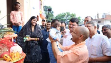Photo of अयोध्या: निषाद-वाल्मिकी समाज के लोगों के साथ सीएम योगी ने मनाई दिवाली