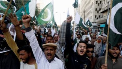 Photo of पाकिस्तान में संविधान संशोधन से विपक्ष आक्रोशित, सड़कों पर समर्थक