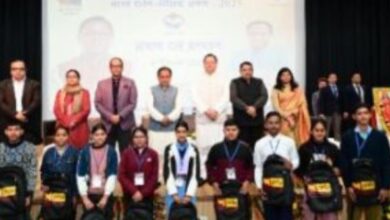 Photo of सीएम धामी ने उत्तराखंड बोर्ड परीक्षा –2025 टॉपर छात्र–छात्राओं को हरी झंडी दिखाकर किया रवाना