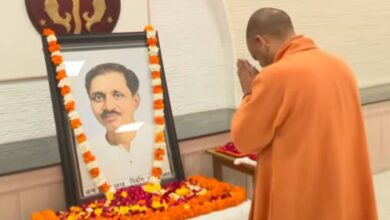 Photo of पुण्यतिथि पर याद किए गए पंडित दीनदयाल उपाध्याय, सीएम योगी ने चित्र पर पुष्पार्पित कर किया नमन