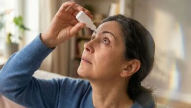 Photo of आई ड्रॉप डालने के बाद कहीं आप भी तो नहीं झपकाते बार-बार पलकें?