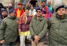 Photo of कैलाश खेर पहुंचे केदारनाथ धाम, विधिवत पूजा-अर्चना कर बाबा केदार का लिया आशीर्वाद