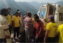 Photo of बदरीनाथ हाईवे पर हादसा: तोताघाटी के पास ब्रेक फेल होने से यात्रियों से भरी बस पलटी